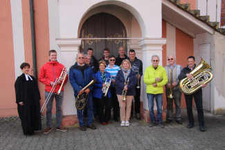 Der Posaunenchor mit seinen geehrten Mitgliedern (links Pfrin. Meinhard und 3.v.r. Chorleiter Walter Koch).