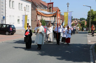 Pfr. Meinhard beim Fronleichnamszug